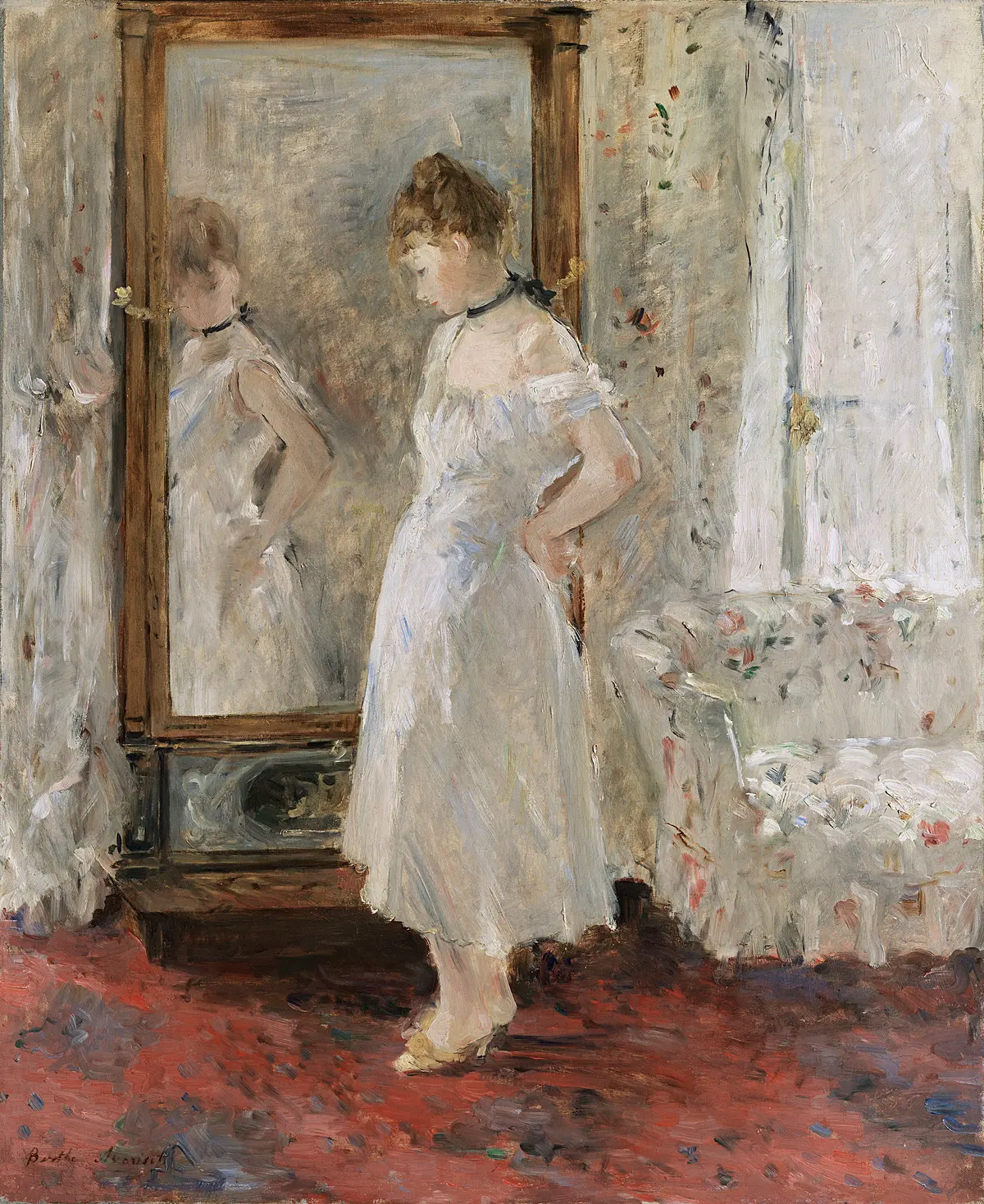 Uma mulher de vestido claro observa o seu reflexo num espelho de corpo inteiro, na pintura de Berthe Morisot.