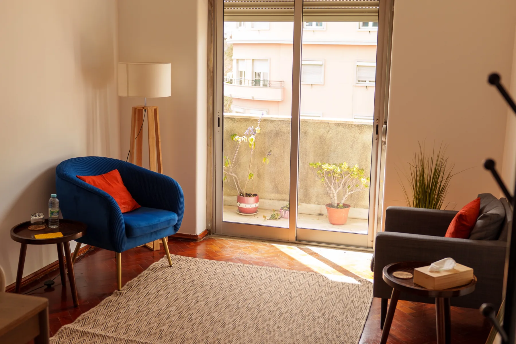 Sala de consultas com duas cadeiras azuis