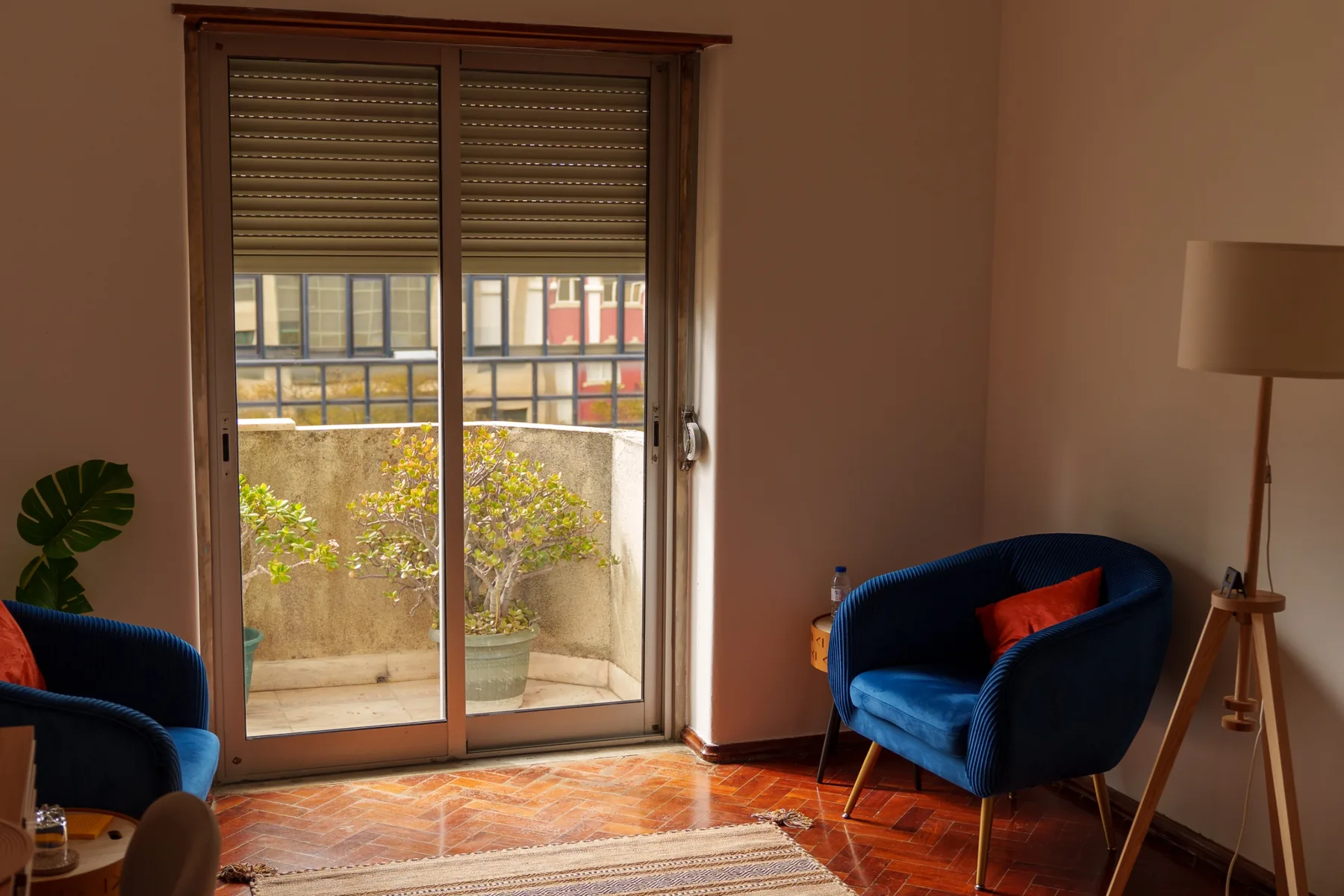 Sala de consulta com cadeiras azuis e luz natural