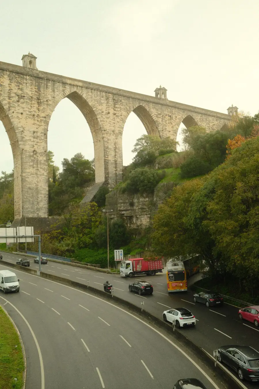 Circulation près de l’Aqueduc des Eaux Libres à Lisbonne