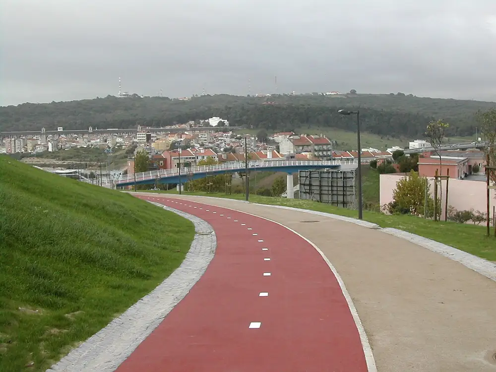 Viaduto pedonal do Corredor Verde de Monsanto